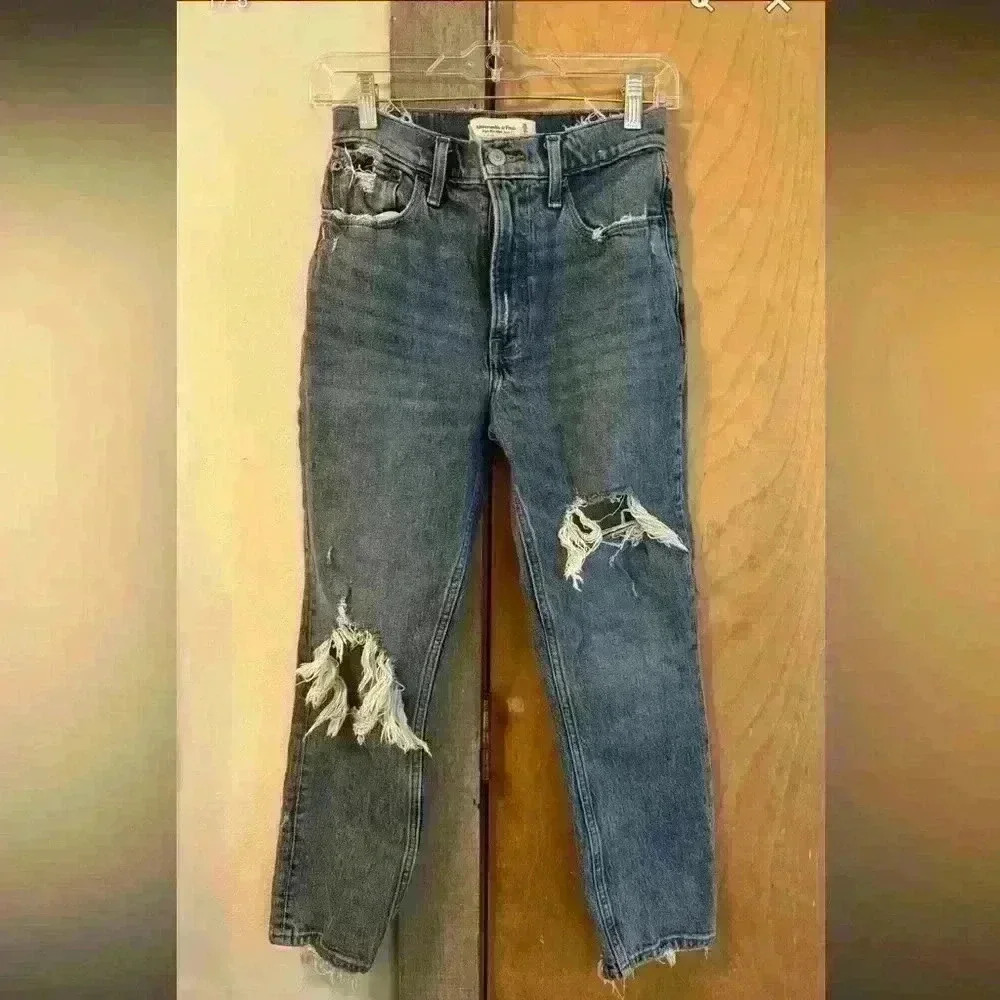 Abercrombie & Fitch High Rise Mom Jeans - short length - medium wash - 26 Short